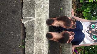 Amateur foot fetish with Elizabeth's dirty soles
